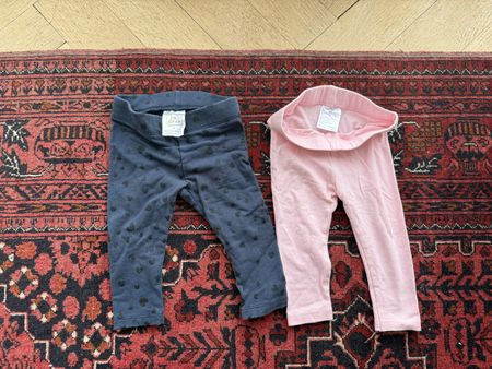 2 süsse Baby-Leggings Gr. 62/68 – Rosa & Blau mit Herzchen