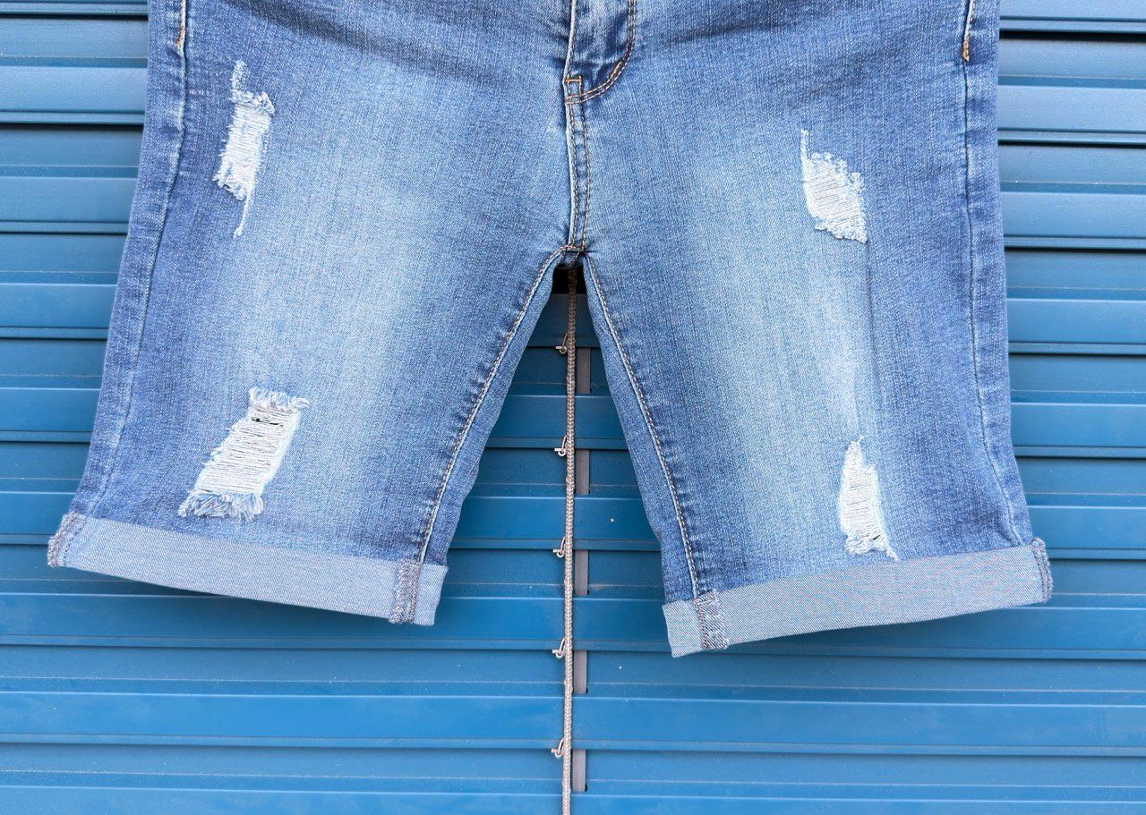 Zebra Jeans: Zebra Denim Destroyed Bermuda-Shorts – Gebraucht aus Thônex von Suisse.Shopping 5