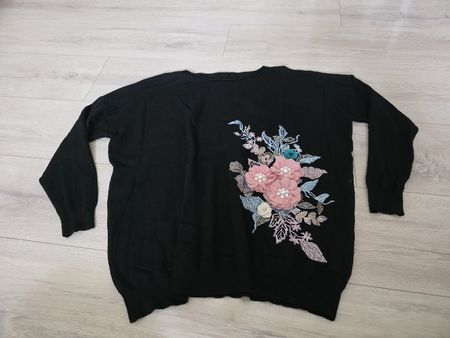 Damen Pullover schwarz mit Blumenstickerei guter Zustand M