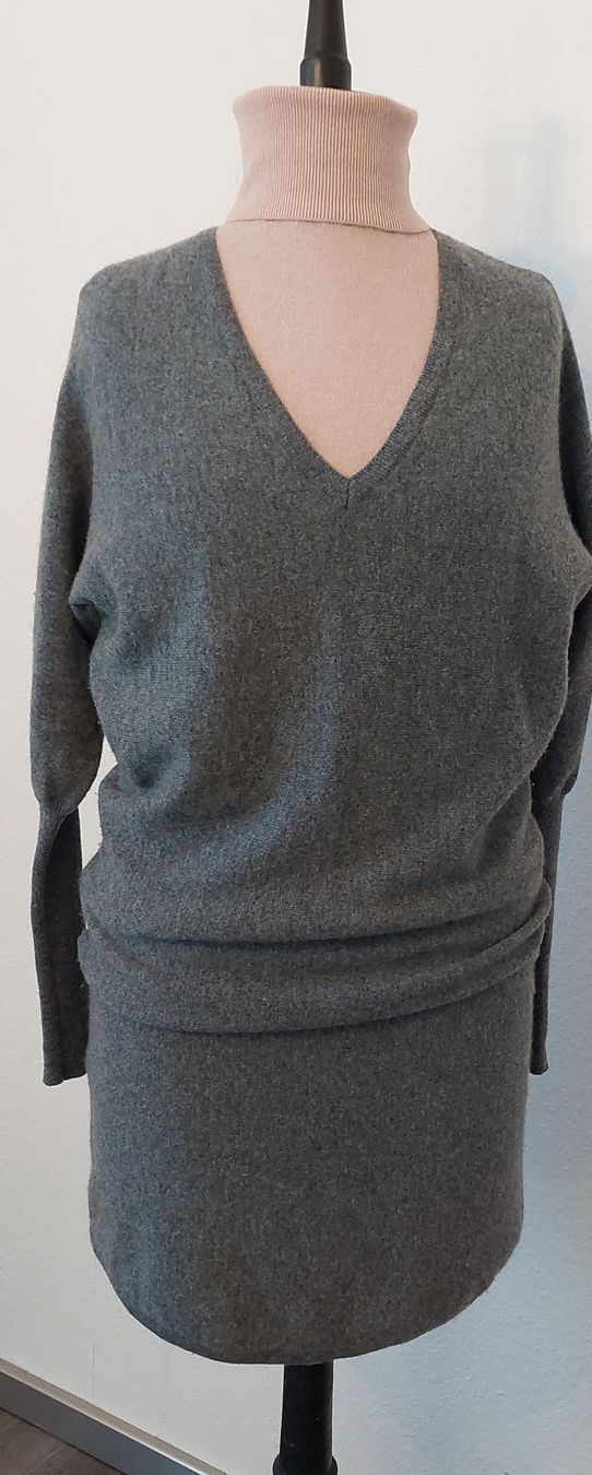 Vestiti: Comtoir des Contonniers grauer Strickpulloverkleid mit V-Aus – Usato da Gwatt (Thun) venduto da Letzte-Chance