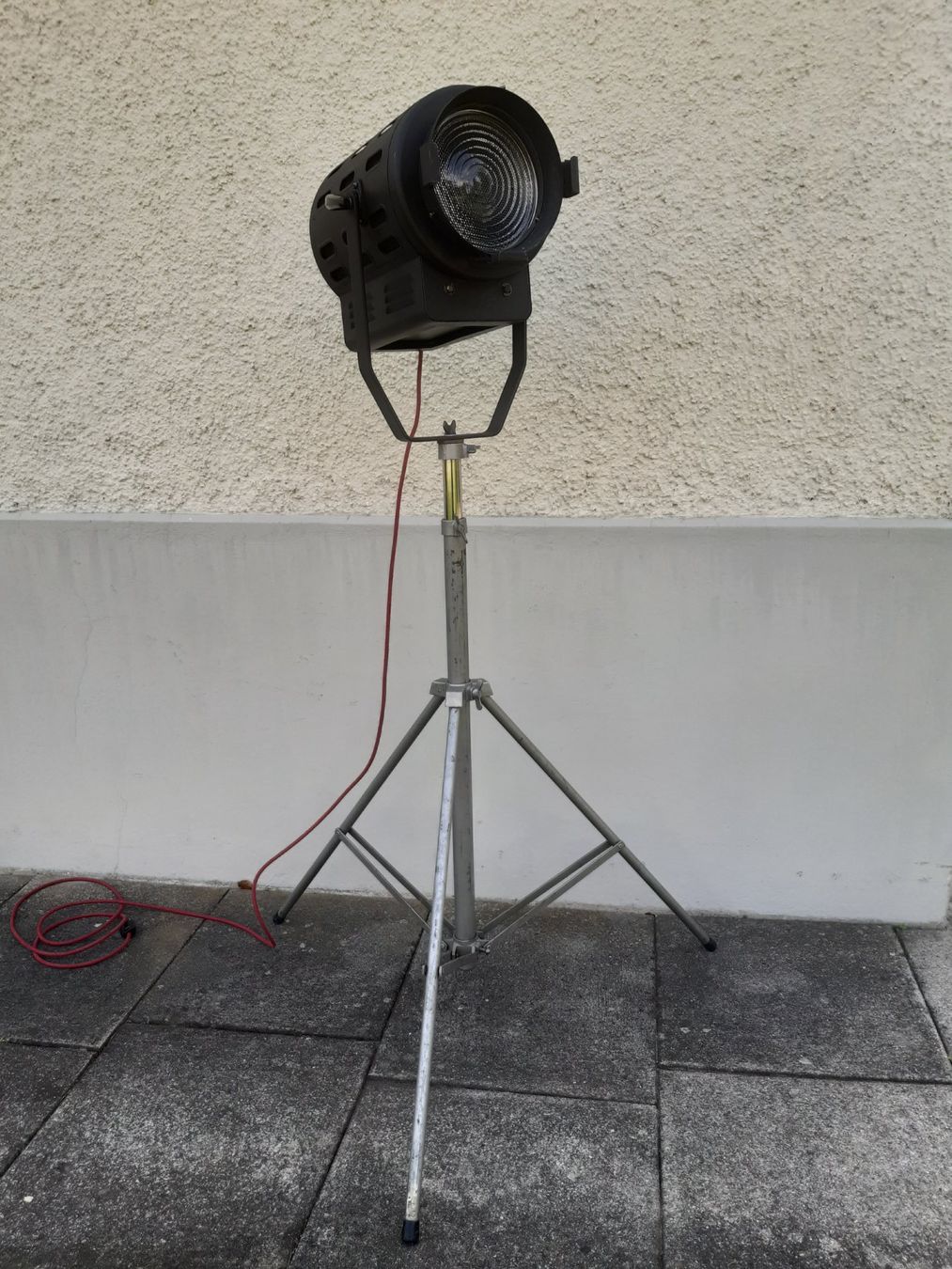 Lampade: Restaurierter Theater Scheinwerfer inkl. Stativ – Usato da Winterthur venduto da lampenretter 1