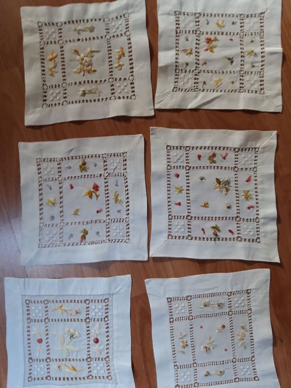 Set di tavolo e panche: 10 Glaseruntersatz, gestickte Handarbeit, antik – Usato da Näfels venduto da gil_sindamel 2