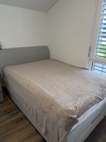 Lit avec tête de lit gris 140x200cm très bon état