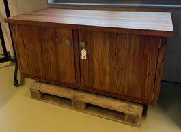 Sideboard aus Massivholz, zwei Türen, guter Zustand