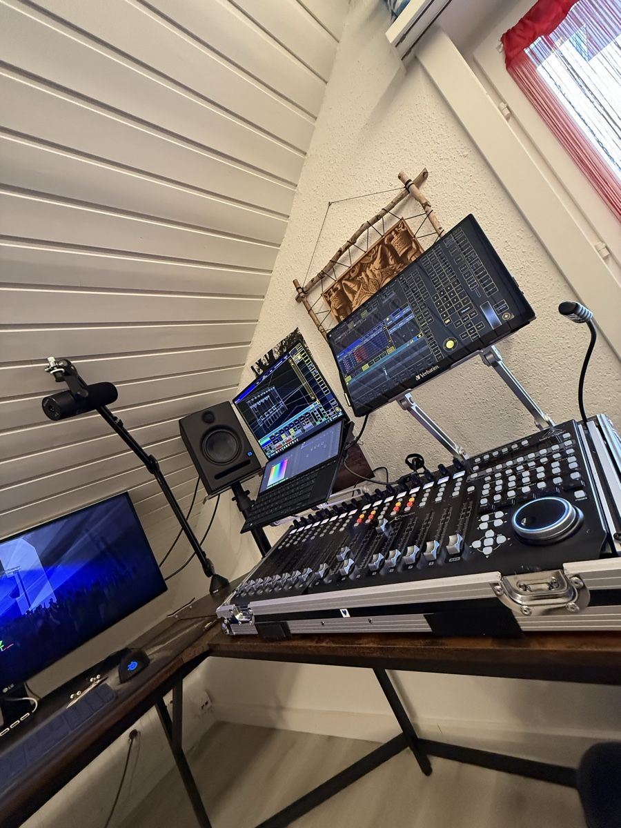 Console di mixaggio: Contrôleur midi Behringer X-touch + Extender avec flight – Usato da Corcelles-près-Payerne venduto da jac_fs5p 1