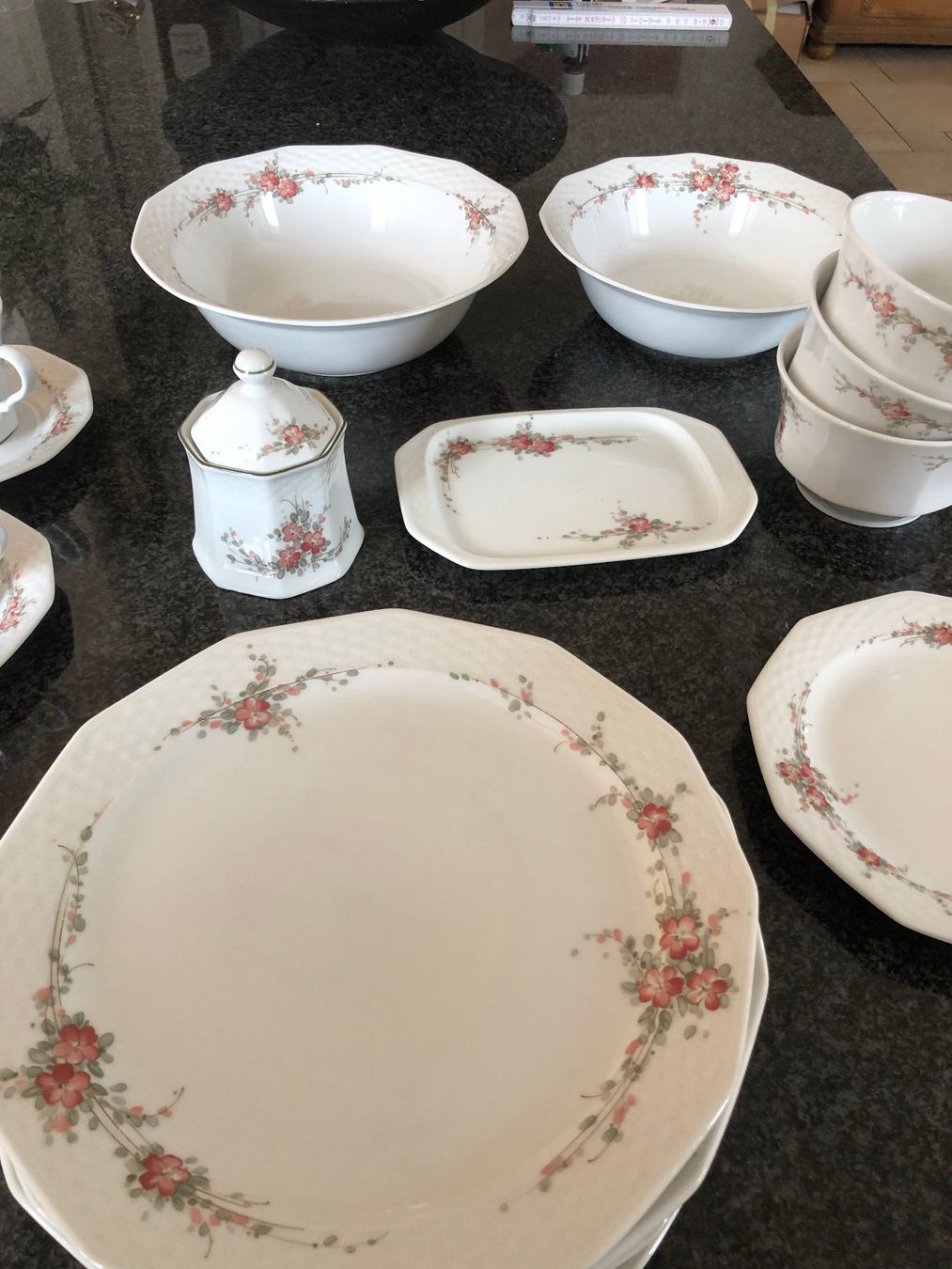 Service De Vaisselle Porcelaine Allemande Rhenania – Motif Fleurs – Plusieurs Pièces