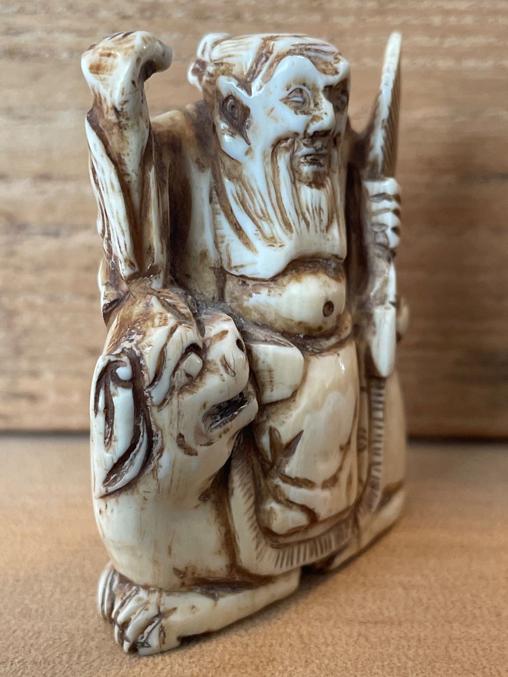 Statuette: Netsuke, Mönch mit Tempelhund – Usato da Embrach venduto da Gauvain1 1