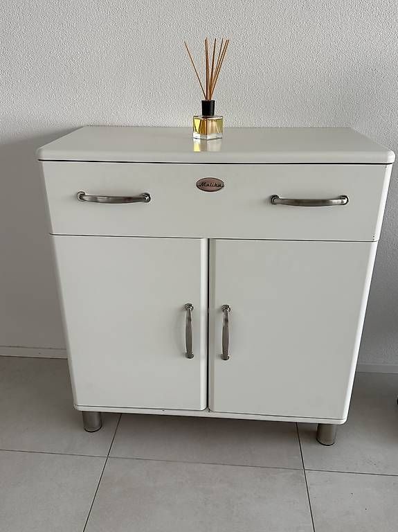 Cassettiere: Malibu Retro Highboard / Kommode 85x92x40 – Usato da kreuzlingen venduto da hel_v9zj