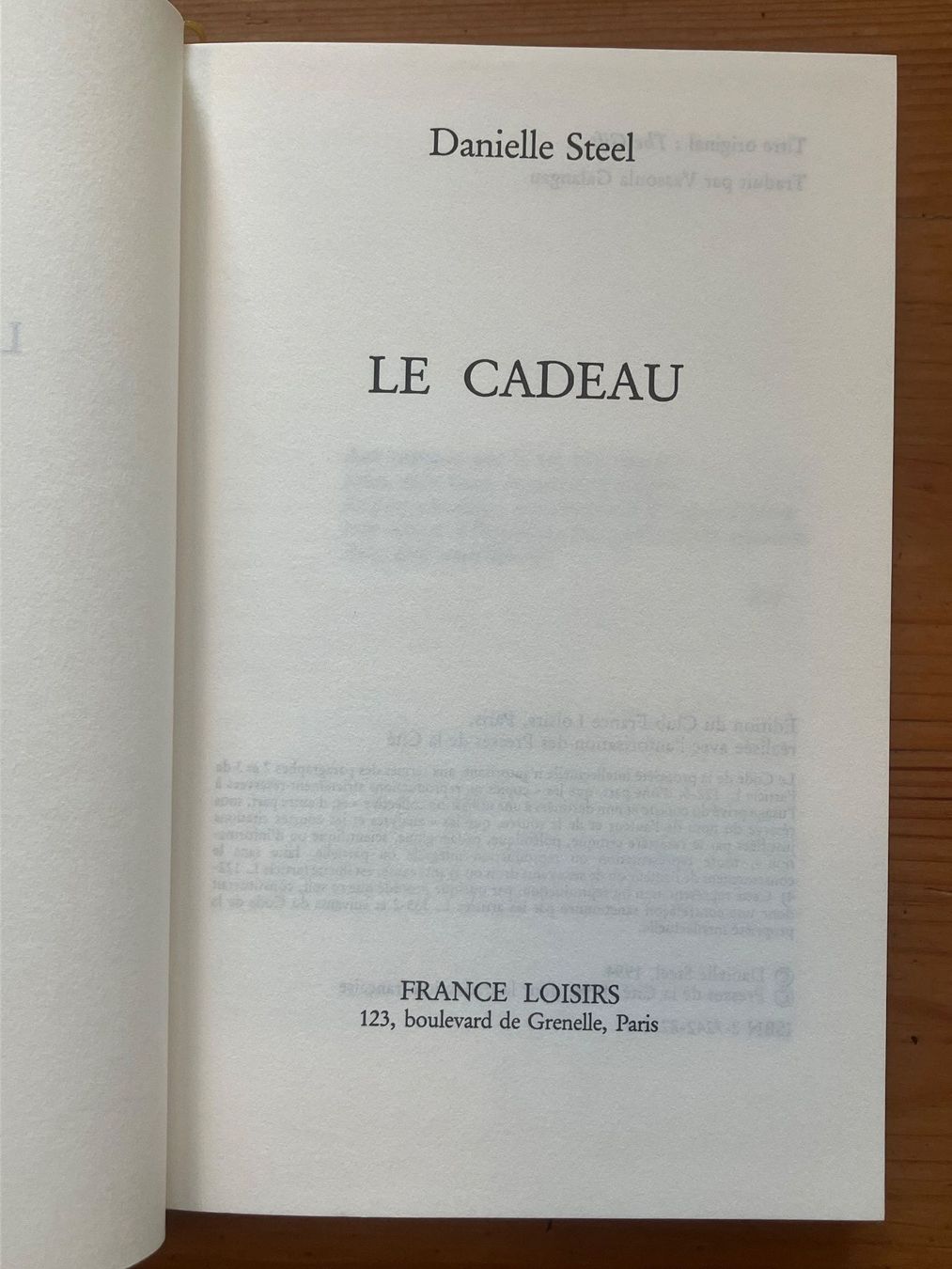 Bücher: Le cadeau (Danielle Steel) – Gebraucht aus Meyrin von Julien333 1
