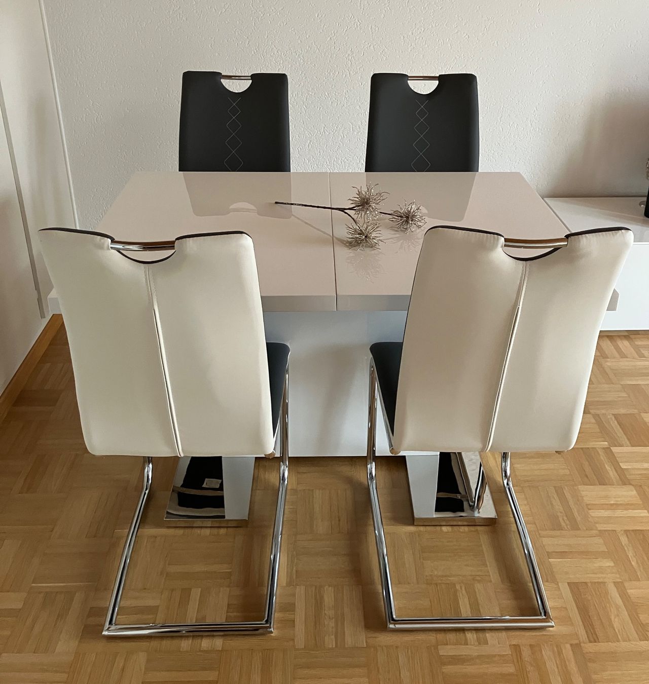 Set di tavolo e panche: Esstisch mit vier Freischwinger Stühlen gebraucht – Nuovo (secondo la descrizione) da Ostermundigen venduto da Divers