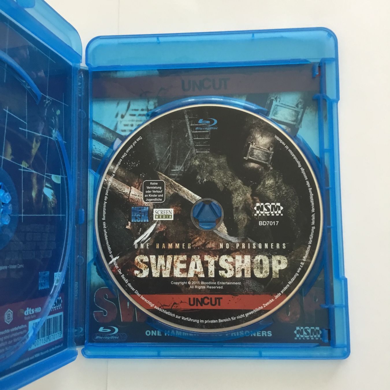 Tutti i DVDs: Sweatshop Blu Ray Neu Wertig – Nuovo (secondo la descrizione) da Blauen venduto da sternchen66 2