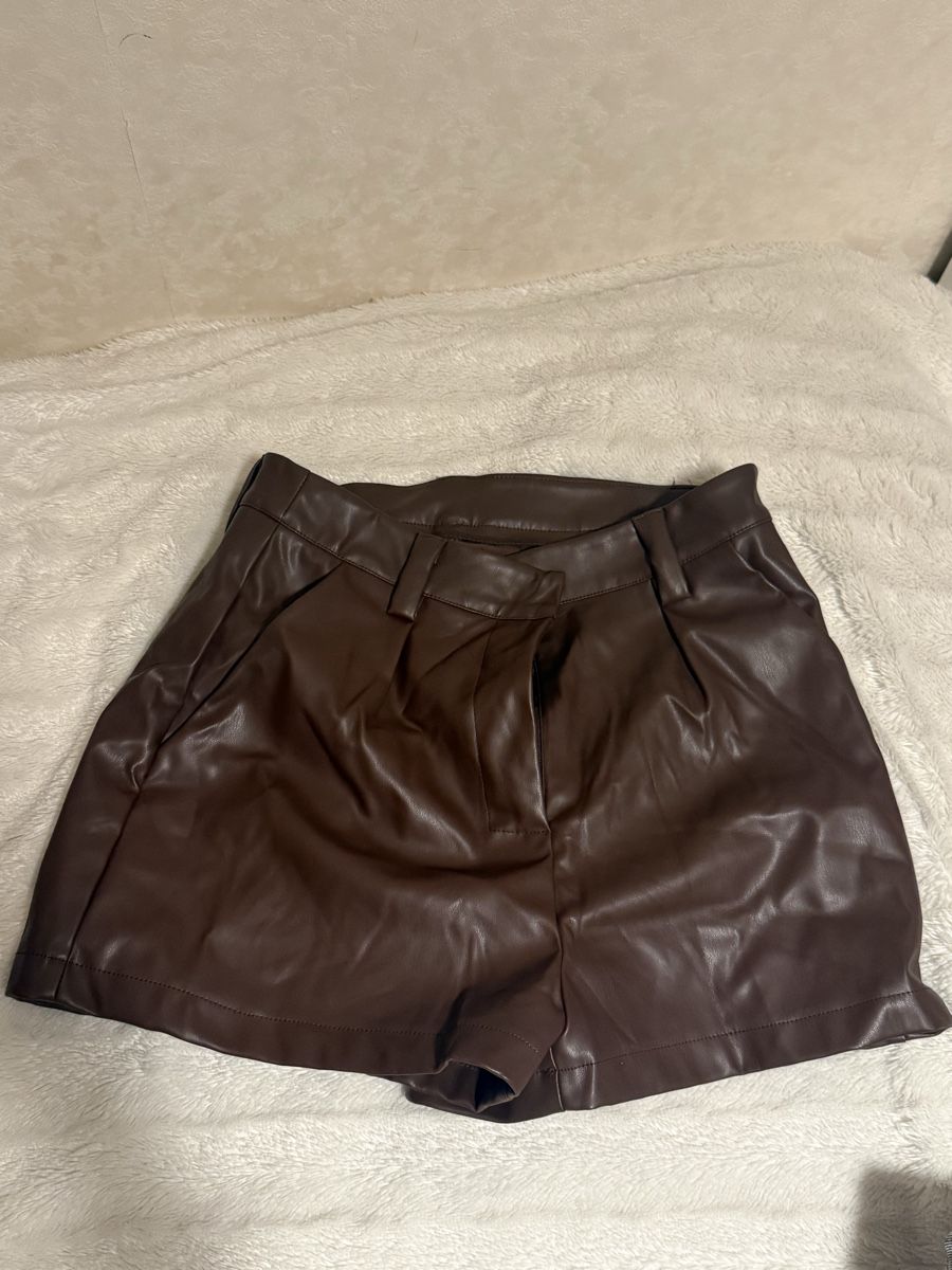 Pantaloni: Short brun en cuir  – Nuovo (secondo la descrizione) da Grand-Lancy venduto da saf_tlt2