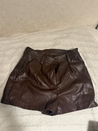 Short brun en cuir 