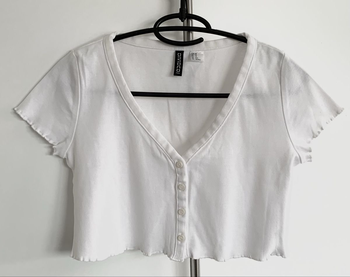 Top: Crop Tops - ZWEI Stück (Schwarz und Weiss) – Usato da Düdingen venduto da Hiron_o7 4