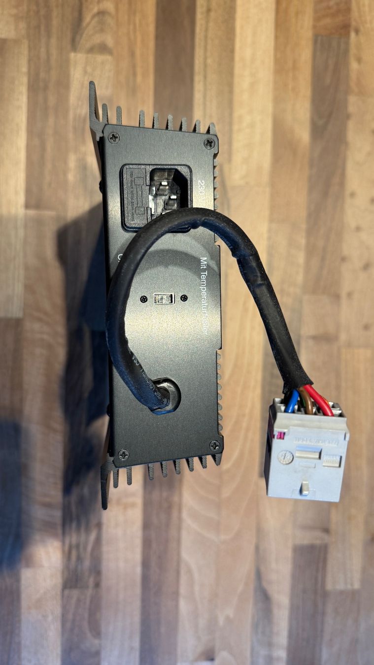 Chargements: 12 Volt Ladegerät VW T5 – D'occasion à Buochs par Lieni-jr 3
