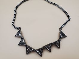 Collier fantaisie triangle gris et noir