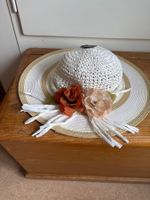 Sommerlicher Damenhut, Strohhut mit Blumen, neu, ungetragen!