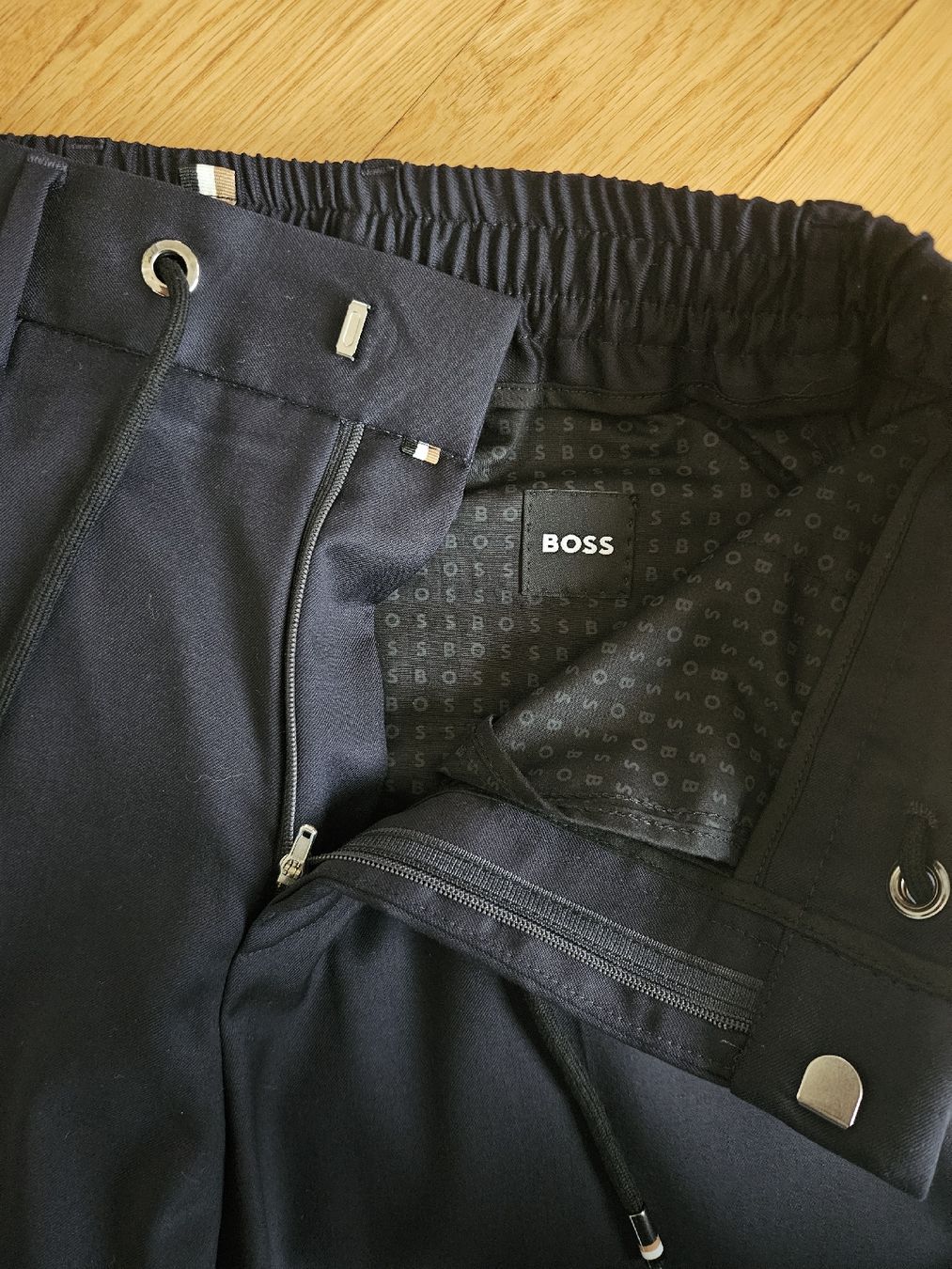 Hugo Boss Pantalons: Pantalon Hugo Boss, Taille 44 – D'occasion à Lausanne par magic_roro 2