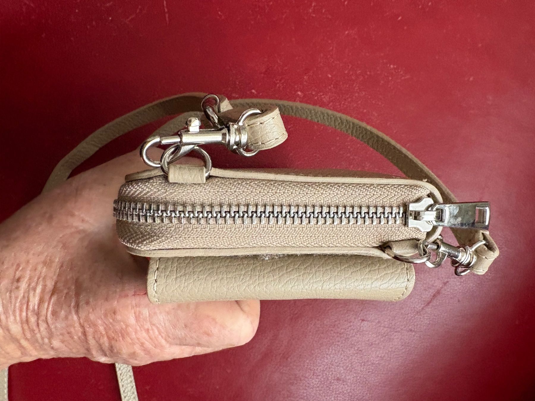 Vera Pelle Borse: Beige oder grüne Echtleder-Smartphone-Tasche mit Bändel – Nuovo (secondo la descrizione) da Oberweningen venduto da Gerini 1