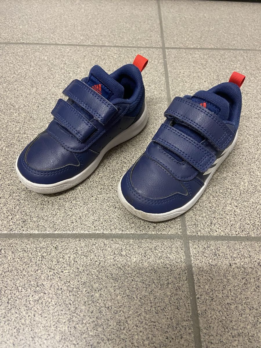 Adidas Scarpe per ragazzi: Sneaker Adidas 23 – Usato da Arbedo venduto da gregmccooper 1