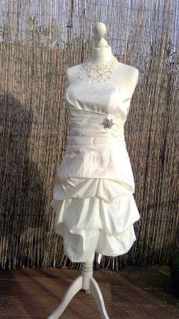 Robe écru avec roses & broche en strass, taille M/L, NEUF