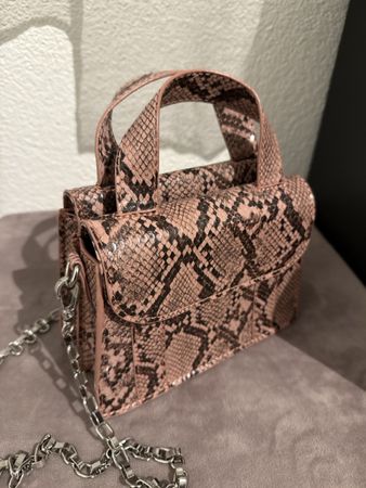 Handtasche in Schlangenoptik rosa mit Kette guter Zustand