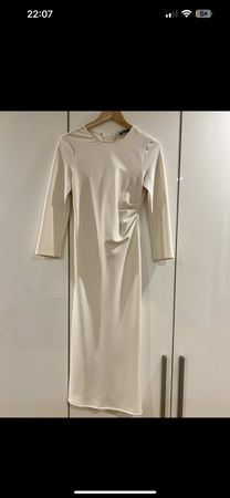 Zara Kleid lang beige Ärmel gerafft neuwertiger Zustand
