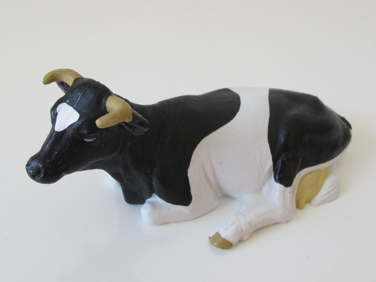 Schleich Statuette: Schleich 13211 Kuh mit Hörner liegend – Usato da Vilters venduto da hedi00