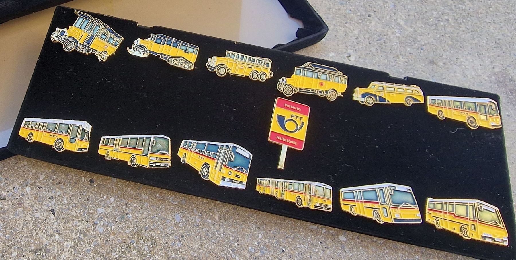 Plaketten & Abzeichen: Seltene PTT Postauto Pin Sammlung – Gebraucht aus Chur von Jotty