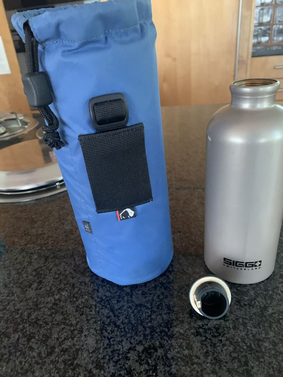 Sigg Gourdes & Thermos: Original SIGG Wasserflasche mit Isolierbeutel – D'occasion à Brugg AG par Simone92 1