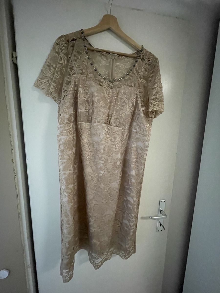 Costumi: Elegantes Spitzen-Kleid mit Jäckli Gr.46 – Usato da Ehrendingen venduto da torresuda98