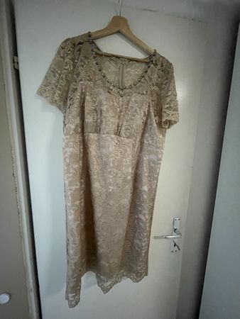 Elegantes Spitzen-Kleid mit Jäckli Gr.46