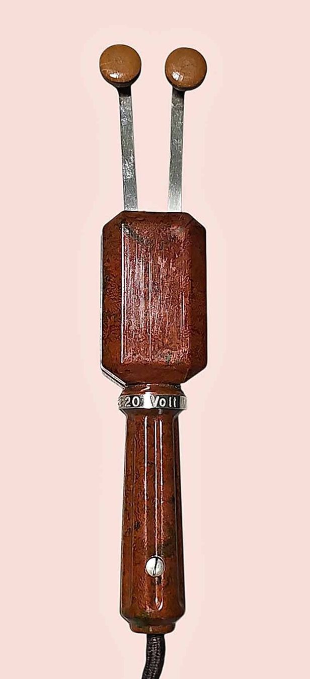 Appareils de massage: Massagegerät antik 220 V "Bakelit" – D'occasion à Zug par urzeit 1