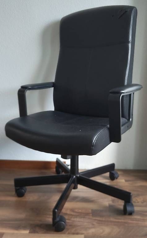 Stühle: Bürostuhl Leder schwarz mit Armlehne – Gebraucht aus Bad Zurzach von Teno_53