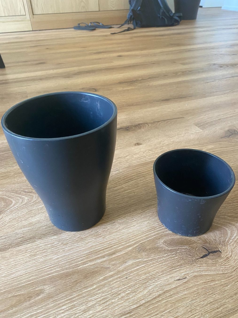 Vasi per fiori: Black Ceramic Planters (10.5 and 13 cm) – Usato da Olten venduto da ike_z56r