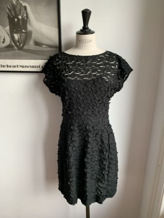 AKRIS: Exklusives schwarzes Kleid mit Spitzen, 36