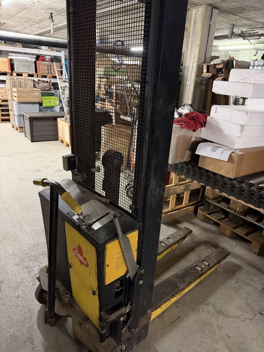 Carrelli elevatori e a forche: Gabelstapler Hubwagen Elektro Stapler  – Difettoso da Gontenschwil venduto da Datei 1