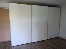 Kleiderschrank zu verschenken