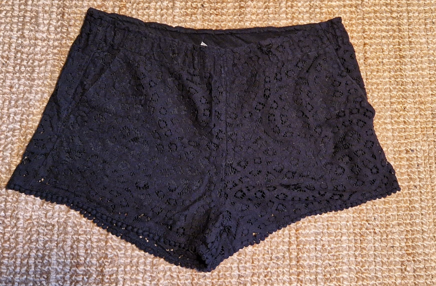 H&M Pantaloni: Schwarze Spitzen-Shorts Gr. 36 – Usato da Andermatt venduto da nin_ks9v