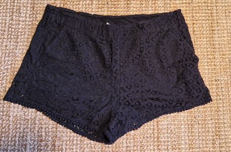 Schwarze Spitzen-Shorts Gr. 36