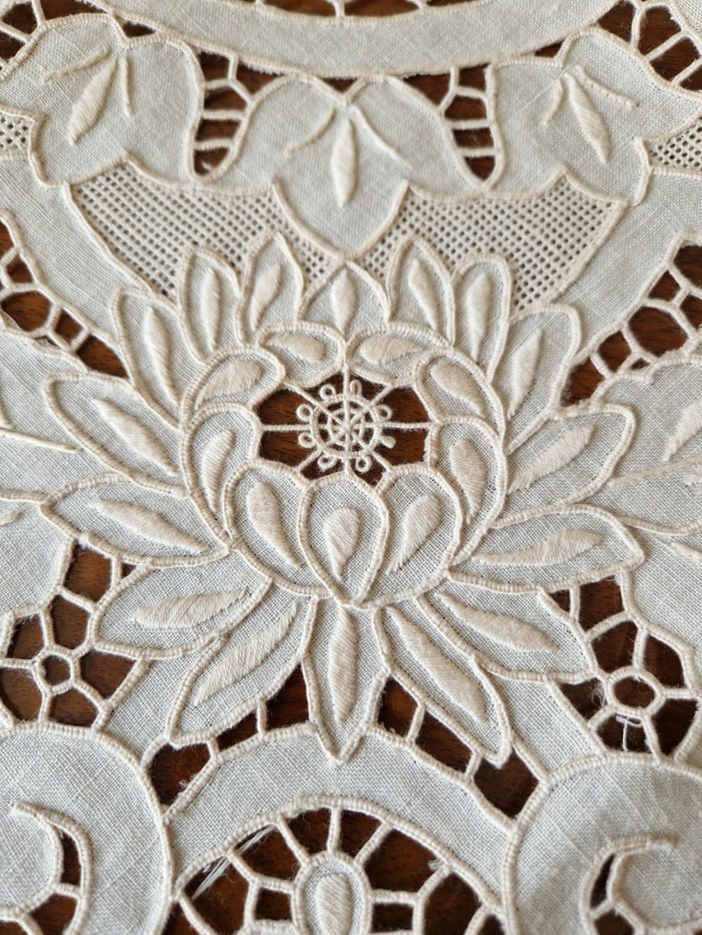Altra biancheria da tavola: Wunderschöne Tischdecke, Handarbeit 85x83cm – Nuovo (secondo la descrizione) da Bern venduto da Antikbatik 2