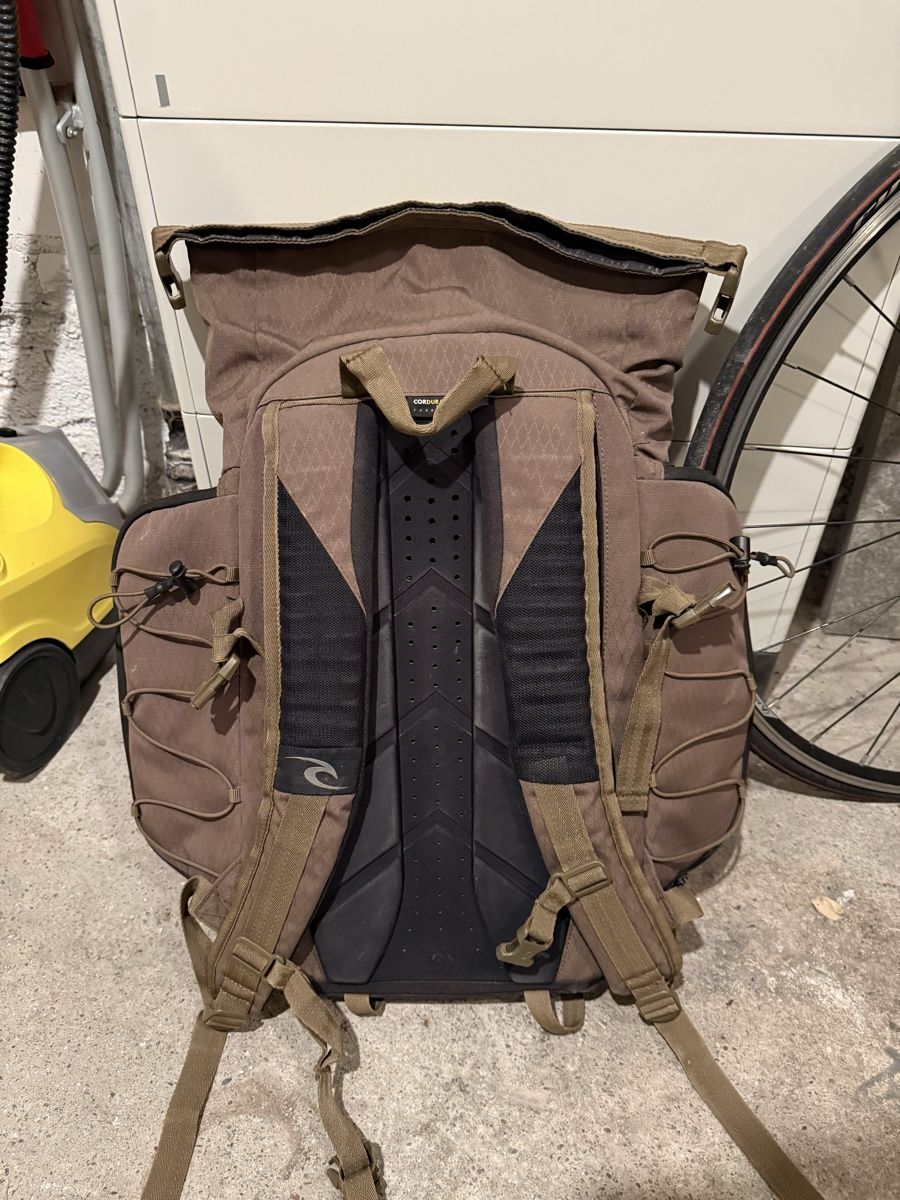 Zaini: Rip Curl Rucksack braun mit Rollverschluss gebraucht – Usato da näfels venduto da skatefree 1