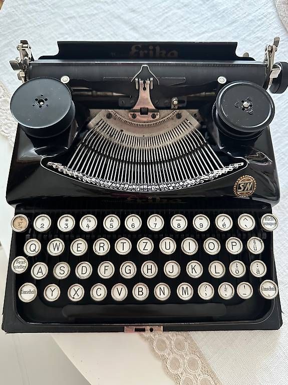 Macchine da scrivere: Vintage Schreibmaschine Erika – Usato da Zürich venduto da Gmara