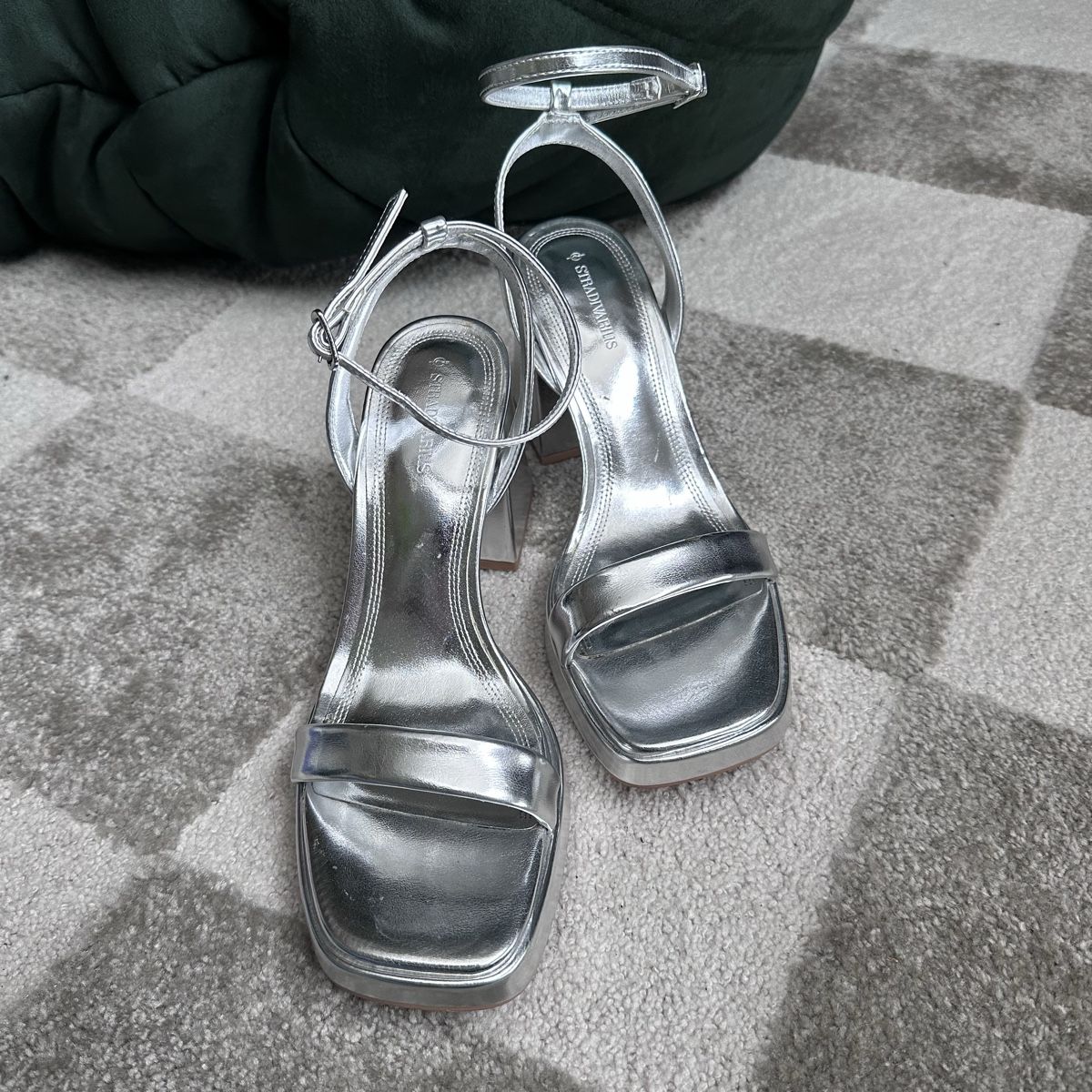 Stradivarius Scarpe da donna: Stradivarius Sandale mit Keilabsatz – Usato da Solothurn venduto da coexism 3