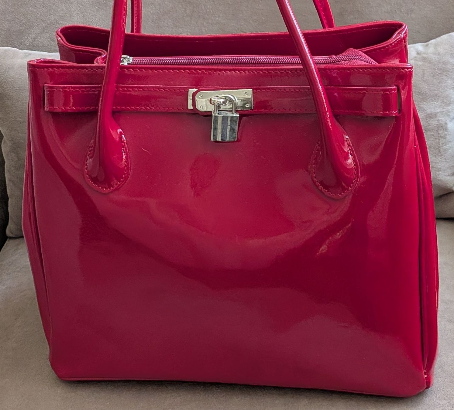 Maddison Sacs femmes: Handtasche maddison. Lackoptik rot mit Schloss.  – D'occasion à Solothurn par Fleur73