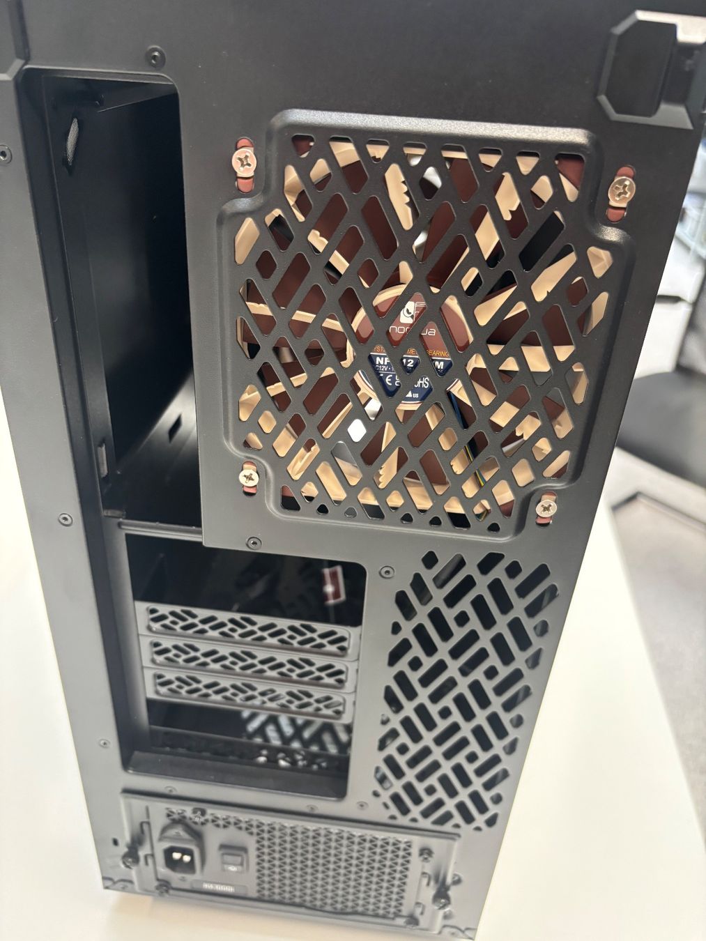 Fractal Custodie: Fractal PC Case inklusive Corsair Netzteil – Usato da Zürich venduto da mar_hs6l 4