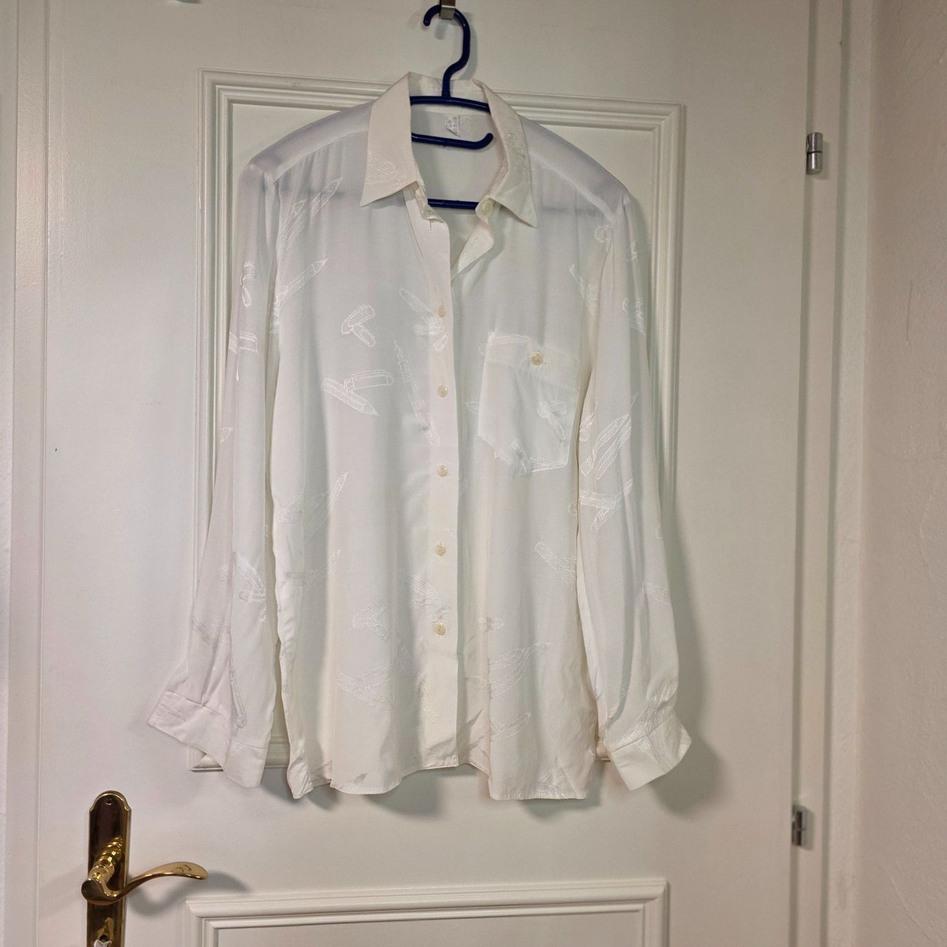 Blusen: Weiße Viskose-Bluse 38/M, Oversize, Motiv Stifte – Gebraucht aus Wald ZH von CapLux 9
