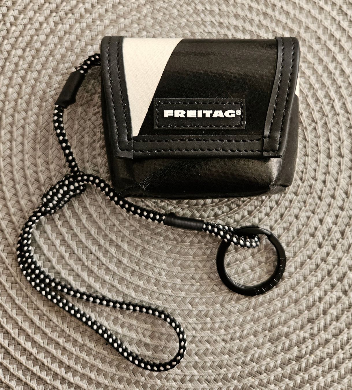Freitag Borse: Freitag F213 Mini-Messenger Noir Blanc – Usato da Biel/Bienne venduto da ypsillon