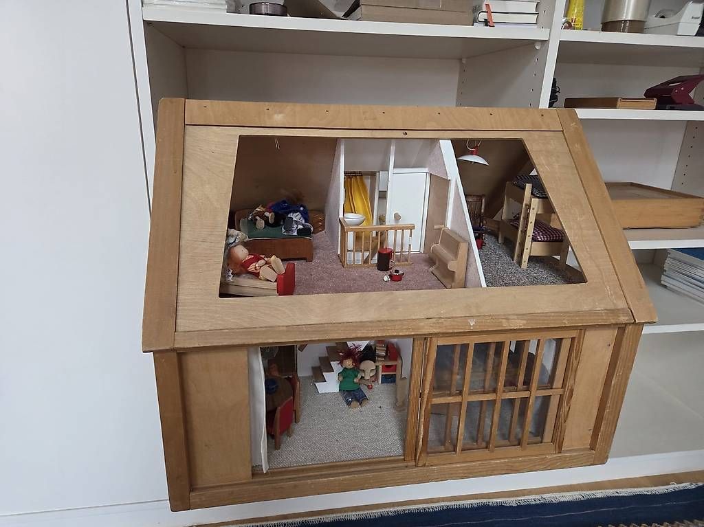 Case e mobili per bambole: Puppenhaus – Usato da Basel venduto da Danielbarth