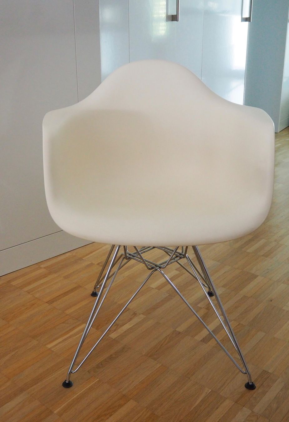 Vitra Stühle: Four (4) Vitra - Eames Armchair DAR White – Gebraucht aus Fribourg von tes_dxz7 1